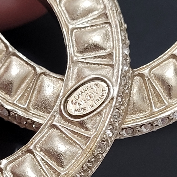 Chanel brooch with receipt - Picture 2 of 6